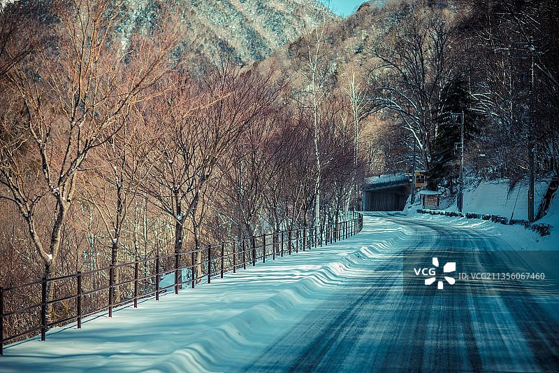 亚洲日本飞驒高山升龙道西穗高山岐阜富山雪地国道车道小镇冰雪图片素材