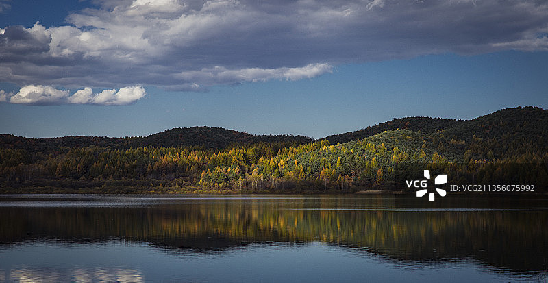 五花山 湖泊 蓝天白云图片素材