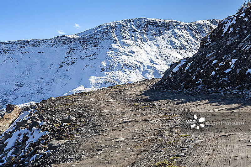 高原雪山森林中的越野道路图片素材