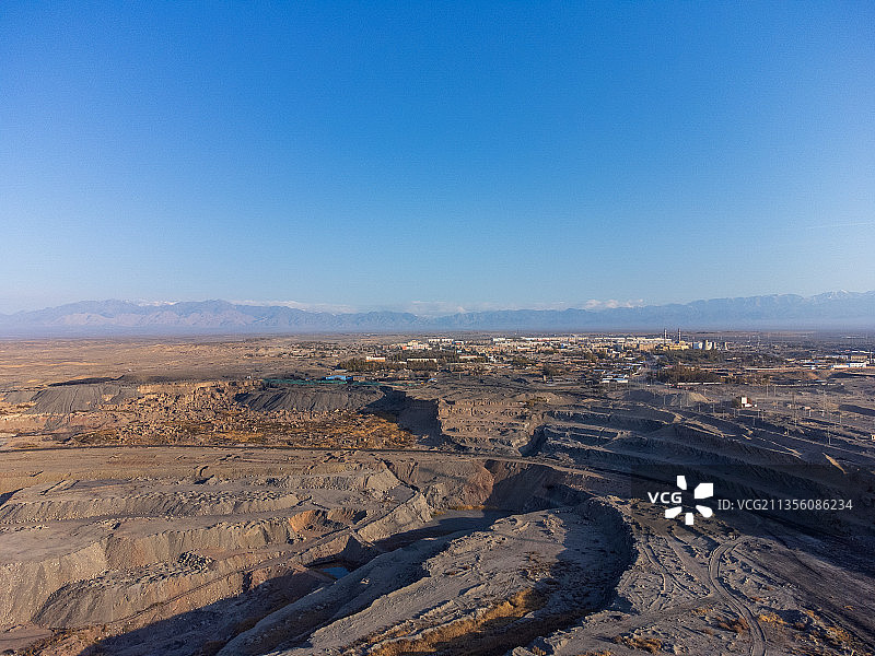 新疆哈密三道岭露天煤矿矿坑图片素材