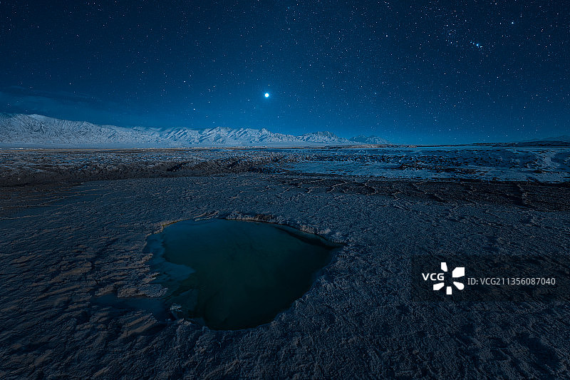星空下的心型盐湖图片素材