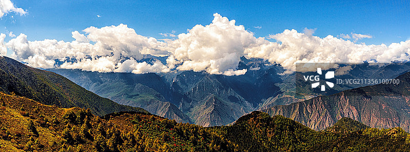 云绕亚丁三雪山图片素材