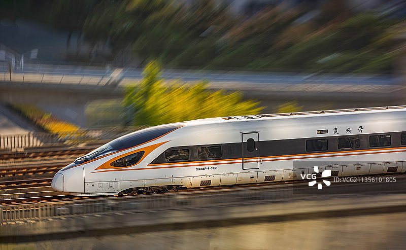 中国江苏省无锡市无锡东站复兴号高铁出站风景图片素材