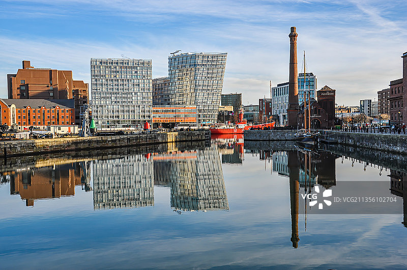 英国利物浦的工业风倒映图片素材