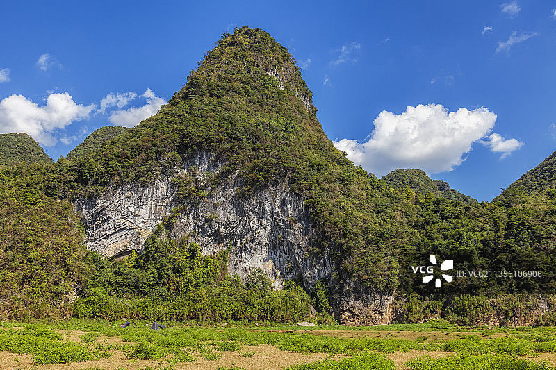 清远阳山喀斯特地貌山峰图片素材