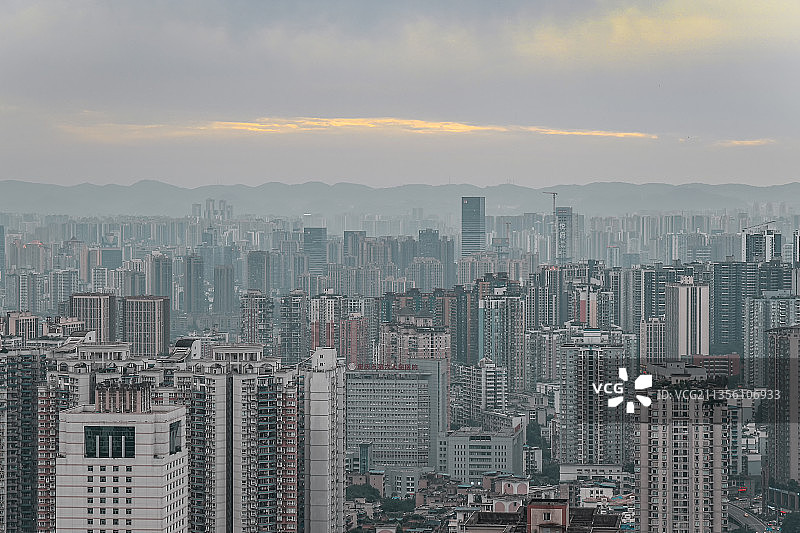雨后，重庆，南岸和九龙坡高楼林立，透过云缝看到阳光图片素材