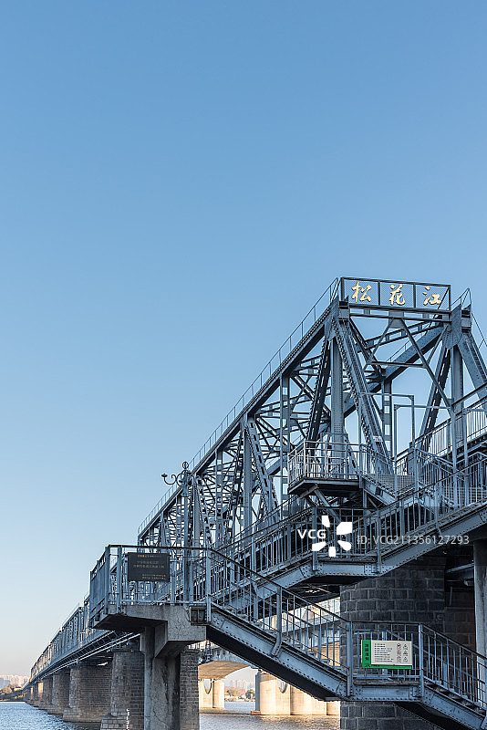 日出下的哈尔滨松花江铁路桥图片素材