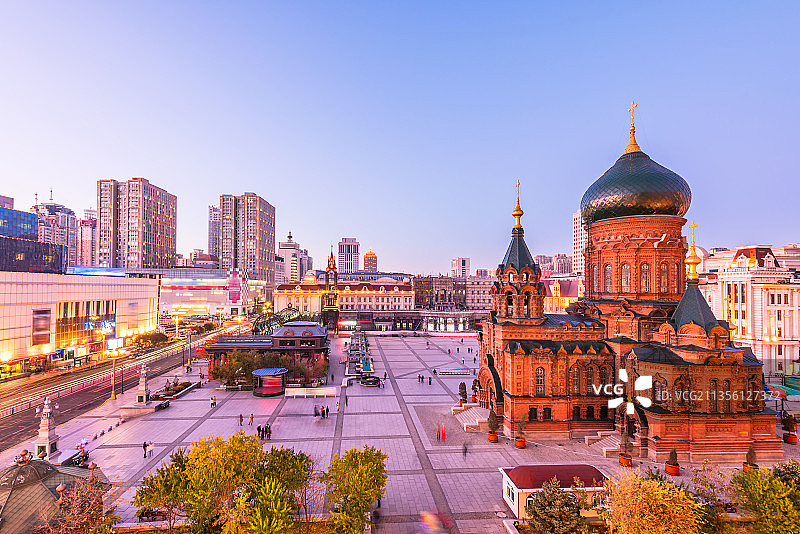 哈尔滨索菲亚教堂附近建筑夜景图片素材