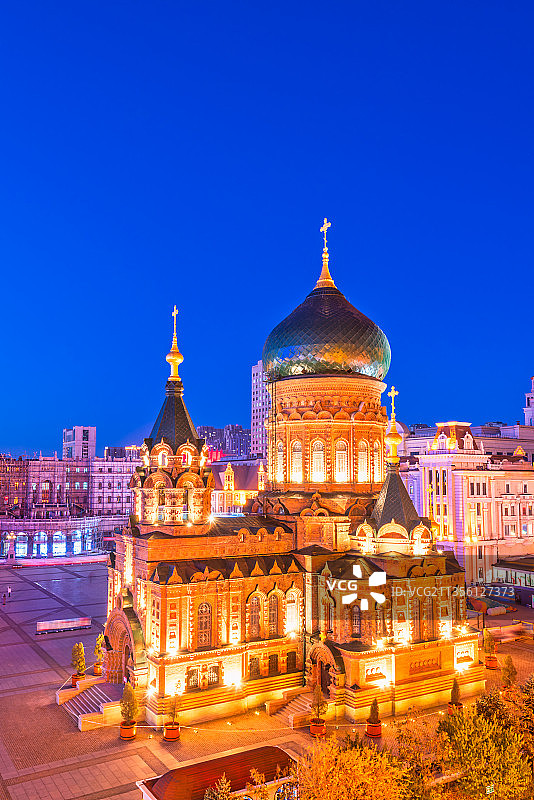 哈尔滨索菲亚教堂附近建筑夜景图片素材