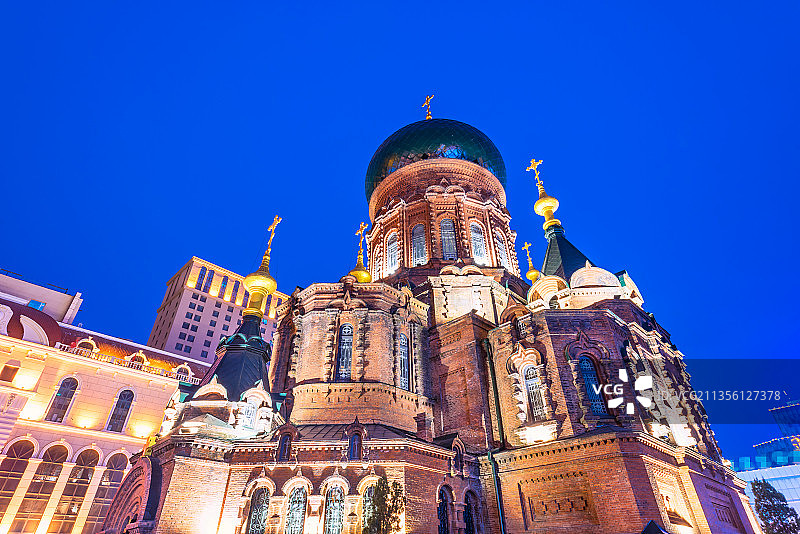 哈尔滨索菲亚教堂附近建筑夜景图片素材