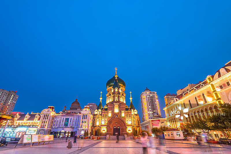 哈尔滨索菲亚教堂附近建筑夜景图片素材