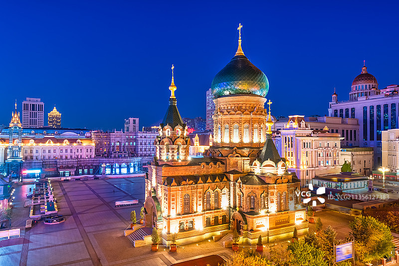 哈尔滨索菲亚教堂附近建筑夜景图片素材