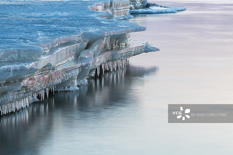 冬天冰河上造型奇特的冰图片素材