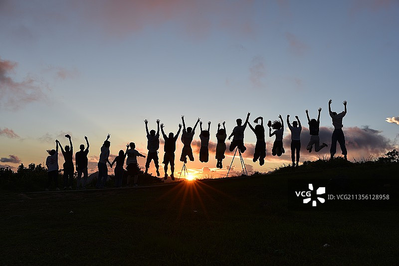 夕阳下跳起的年轻人图片素材