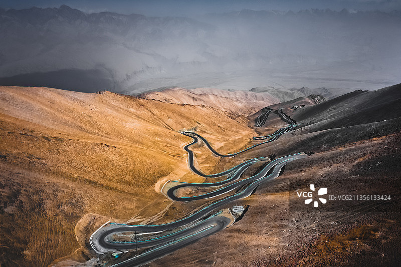帕米尔高原的盘龙古道图片素材