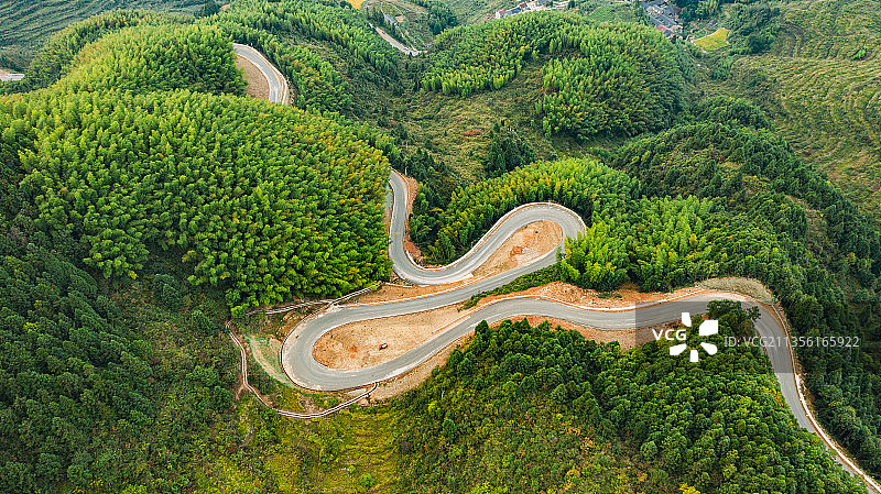 中国浙江省丽水市云和县建设中的盘山公路图片素材