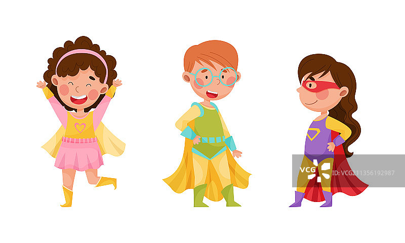 穿着超级英雄服装的可爱男孩和女孩图片素材