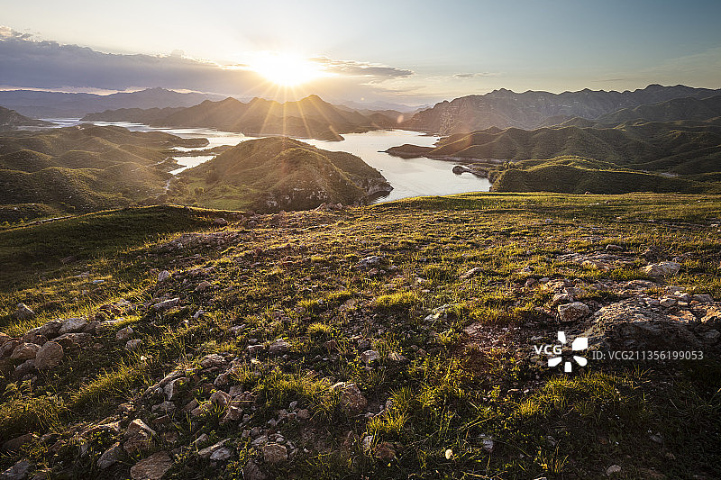 山顶远望湖水和群山图片素材