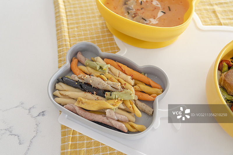 儿童通心粉意面土豆番茄蘑菇浓汤套餐图片素材