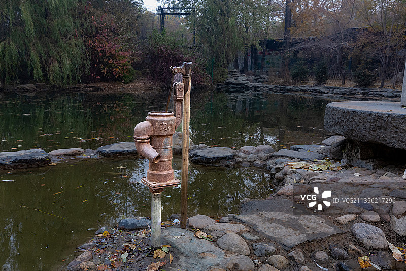 农家院中的水井压水井图片素材