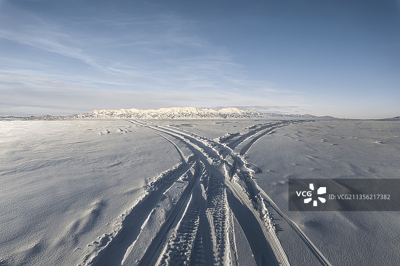 雪地上车辙印图片素材