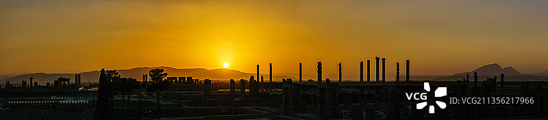 黄昏夕阳下伊朗设拉子波斯波利斯都城遗址全景图片素材