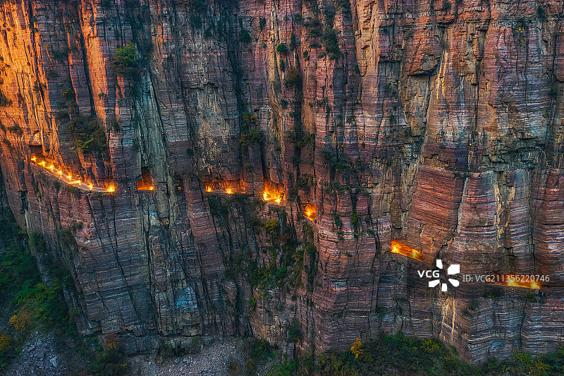 河南新乡辉县万仙山景区郭亮挂壁公路绝壁长廊秋季户外夜景航拍图片素材