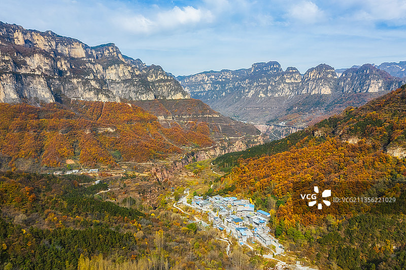 河南新乡辉县太行山大峡谷万仙山景区乡村秋季户外风光航拍视角图片素材