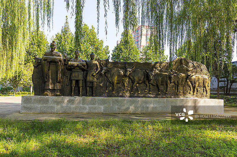 河南省郑州市新郑市郑国车马坑景区——弦高犒师浮雕图片素材