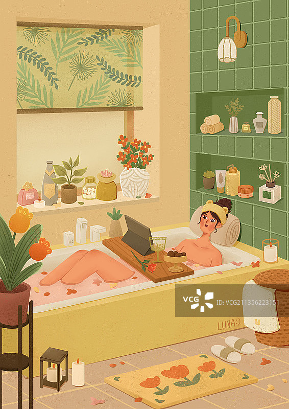 女孩在浴室的浴缸里泡澡看剧图片素材