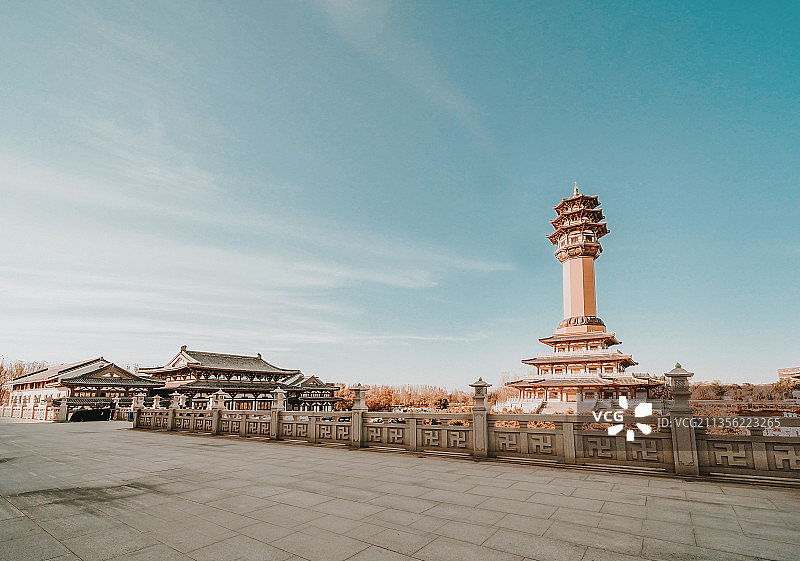 发散能量的天空,大广角中式建筑群图片素材
