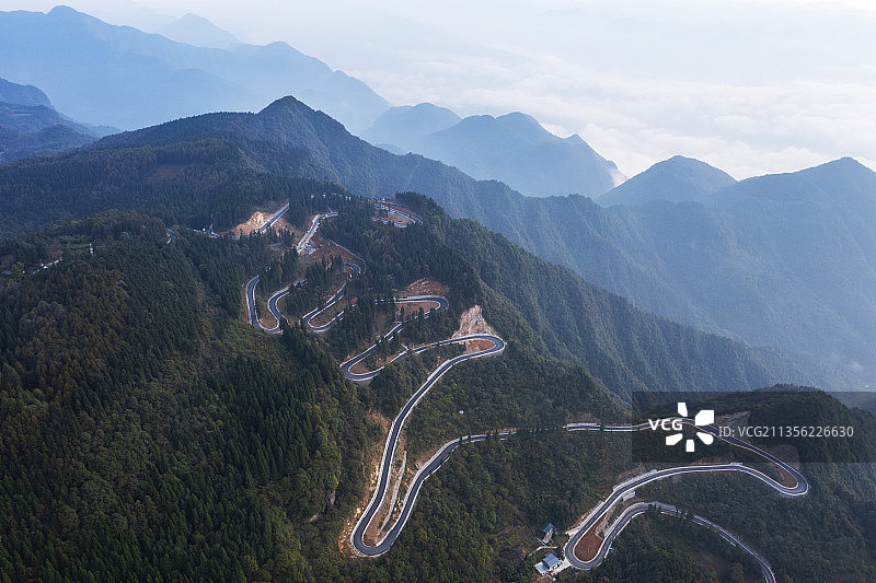 湖北建始：跨省公路如玉带绕山美如国画图片素材