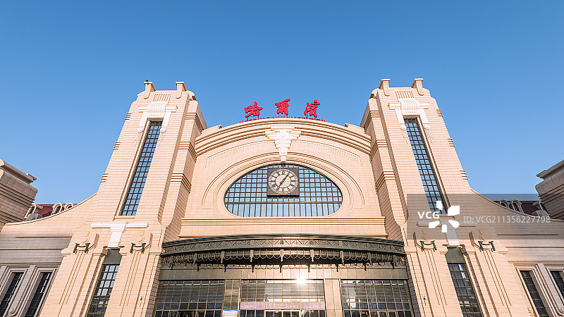 秋季哈尔滨火车站的欧式建筑图片素材