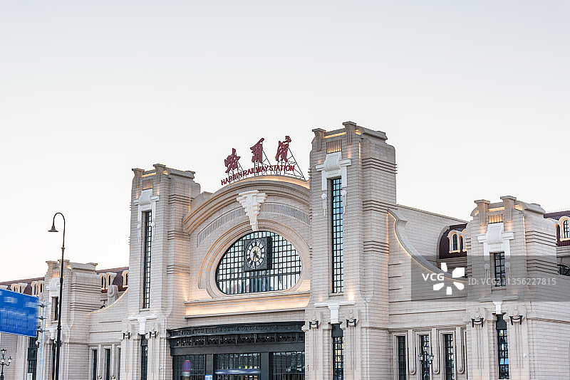 日落后的哈尔滨火车站建筑夜景图片素材