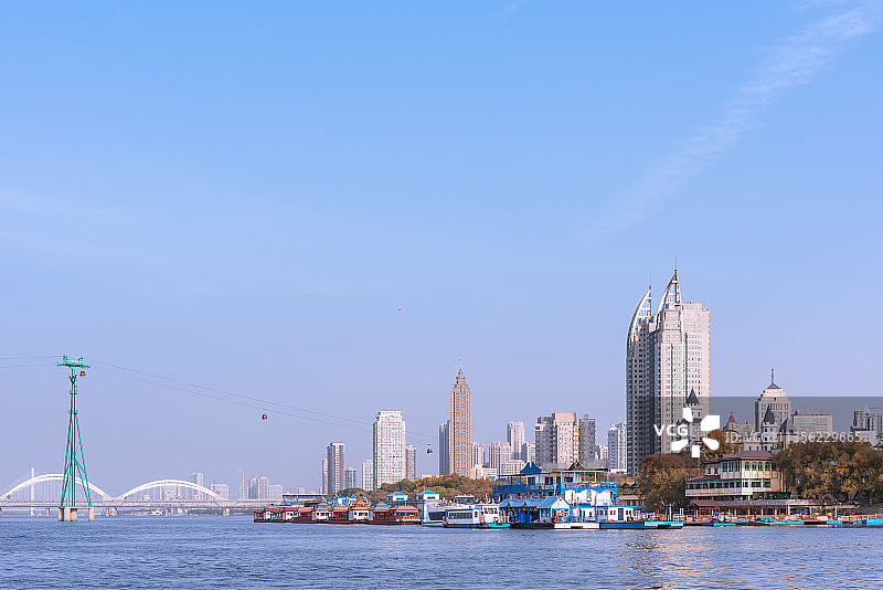 秋季哈尔滨松花江岸边码头和建筑图片素材