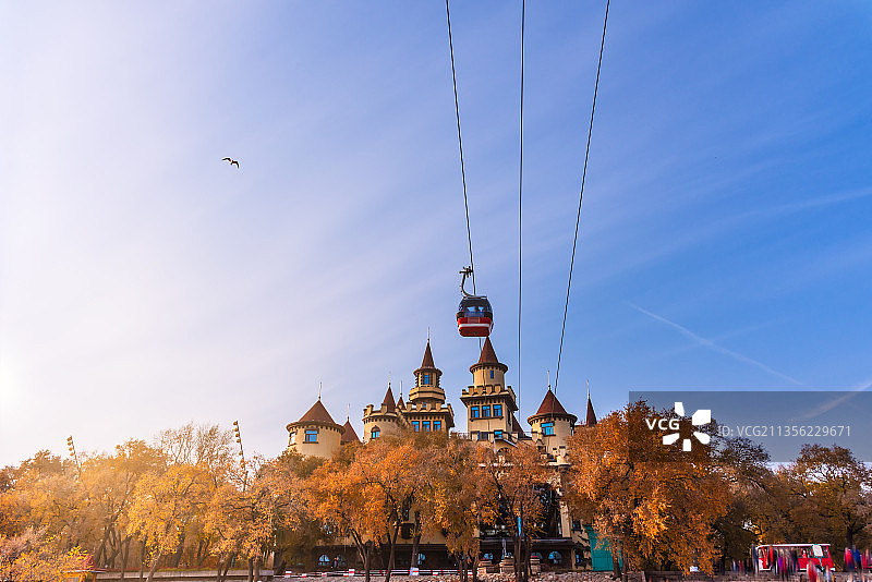 秋季哈尔滨松花江岸边码头和建筑图片素材