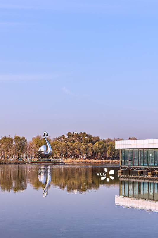 秋季夕阳下的哈尔滨太阳岛景区的同心岛图片素材