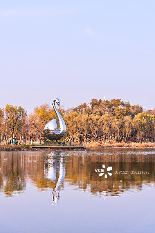 秋季夕阳下的哈尔滨太阳岛景区的同心岛图片素材