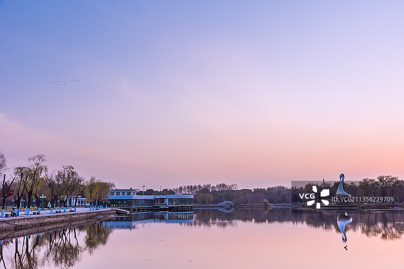 秋季夕阳下的哈尔滨太阳岛景区的同心岛图片素材