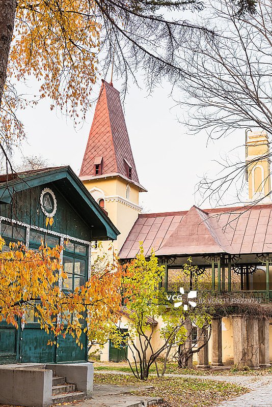 秋季夕阳下的哈尔滨太阳岛的青年之家塔楼图片素材
