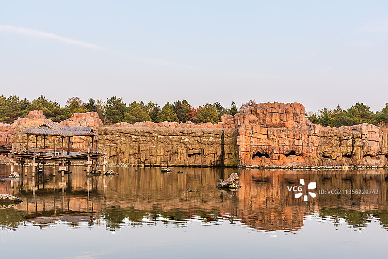 秋季夕阳下的哈尔滨太阳岛的太阳瀑图片素材