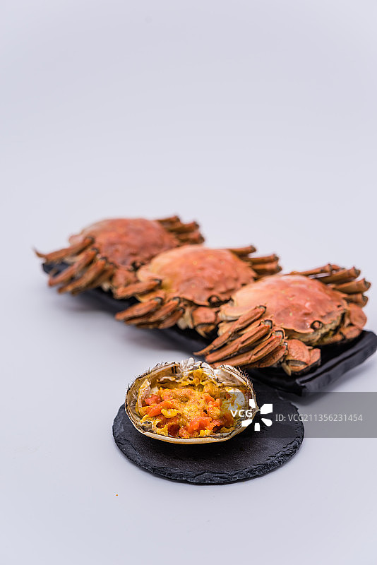 白色背景蒸熟的大闸蟹特写图片素材