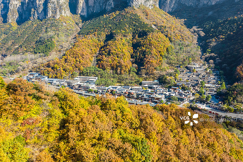 河南新乡太行山脉辉县万仙山景区郭亮村秋季户外风光航拍视角图片素材