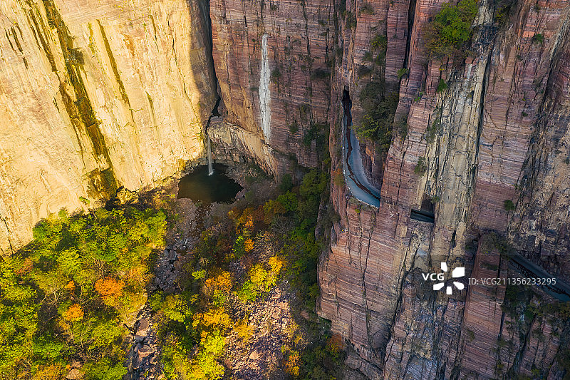 河南新乡辉县万仙山景区郭亮挂壁公路绝壁长廊秋季户外风光航拍图片素材