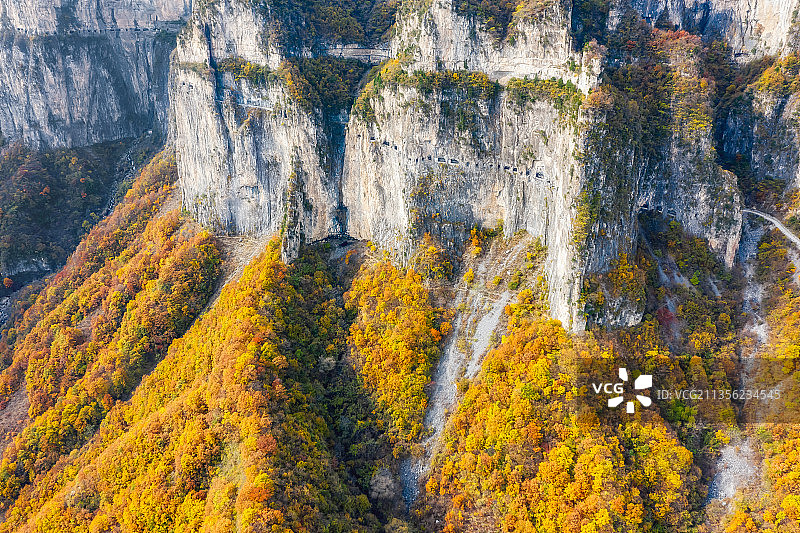 山西晋城陵川县太行山王莽岭景区昆山挂壁公路秋季户外风光航拍图片素材