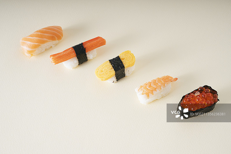 日本寿司设置在白色背景上。大马哈鱼蛋。Shirmp。蛋卷。废话。鲑鱼。图片素材