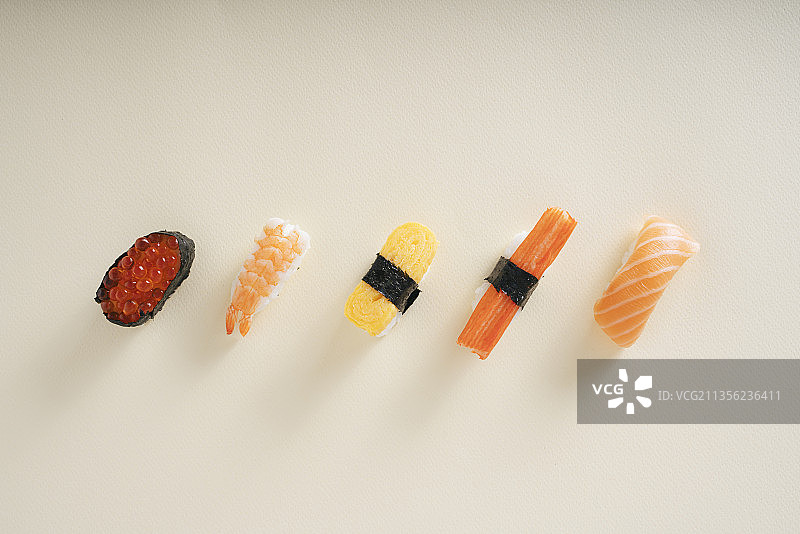 日本寿司设置在白色背景上。大马哈鱼蛋。Shirmp。蛋卷。废话。鲑鱼。图片素材