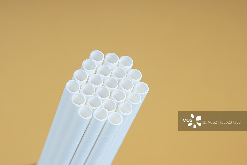 一组塑料吸管孔呈蜂箱状。图片素材