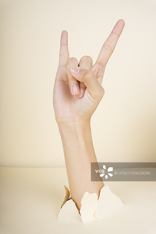 男人手拿摇滚魔鬼号角手势。图片素材