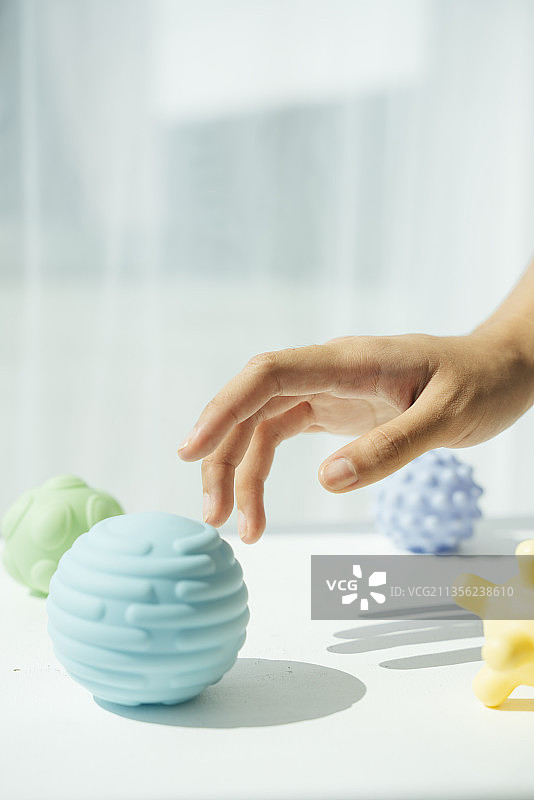 一名女子徒手触摸空气中的covid-19病毒。图片素材